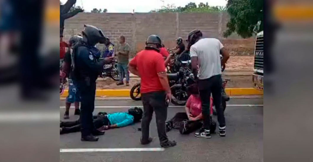 ¡SE LES DESPRENDIÓ UN CAUCHO! Falla en moto provoca colisión múltiple y deja dos heridos en la C2