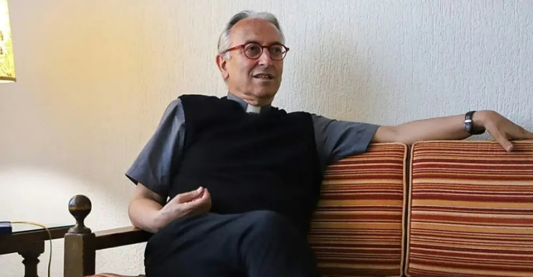 ¡FENÓMENO ENCAUZADO POR LA FE! Quién es el «Cura Tinder», el sacerdote que se volvió viral por su forma de unir parejas
