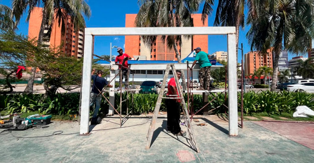¡NUEVA ERA DIGITAL EN MARACAIBO! Instalan la primera parada inteligente con Wi-Fi y puertos USB
