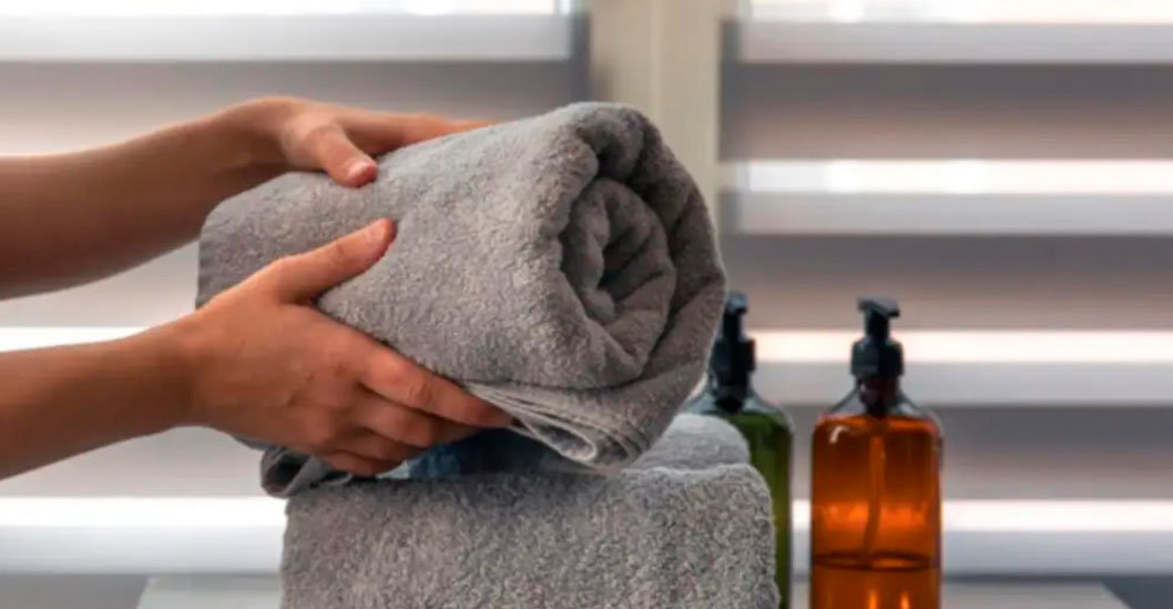¡ESPACIOS LIMPIOS Y FUNCIONALES! El truco de las toallas a juego para organizar el baño