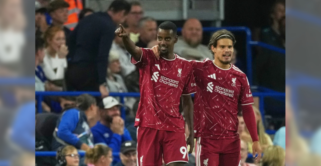 ¡ANTE SUS FANÁTICOS! Isak marca doblete y Barcola debuta en el primer triunfo del Liverpool con nuevo técnico