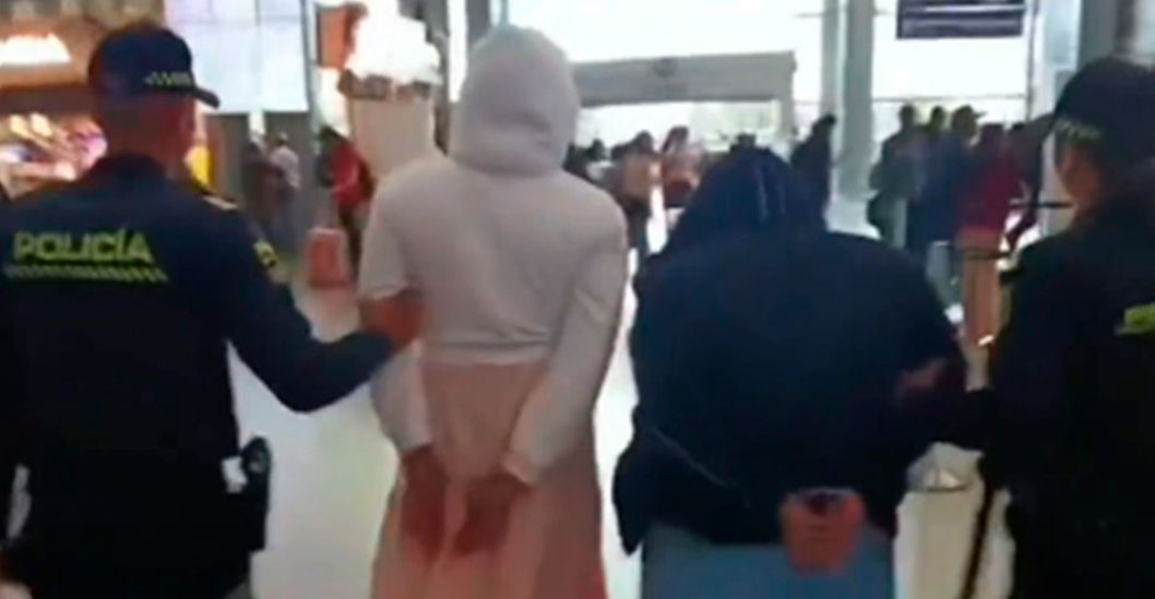 ¡CAPTURADAS EN BOGOTÁ! Caen dos venezolanas que pretendían viajar con 11 kilos de droga pegados al cuerpo