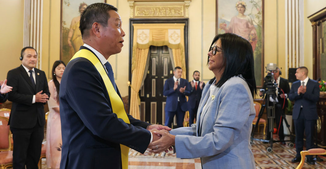 ¡MÁXIMA DISTINCIÓN Jefa de Estado otorga Orden Francisco de Miranda a embajador de Vietnam Vu Trung My