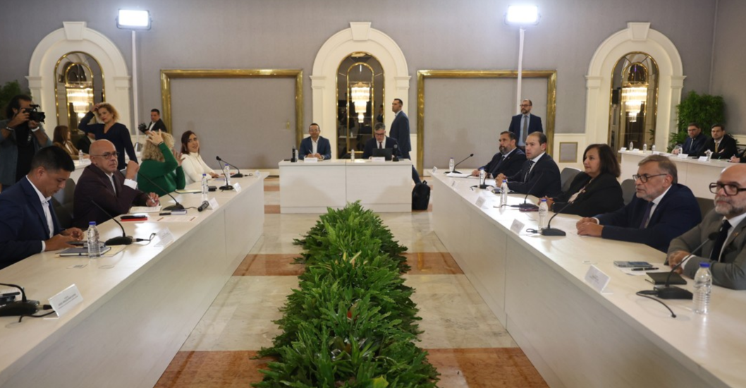 ¡CENTRADA EN LAS GARANTÍAS POLÍTICAS Y CIVILES! La mesa de negociación entre chavismo y oposición avanza con reformas institucionales pendientes