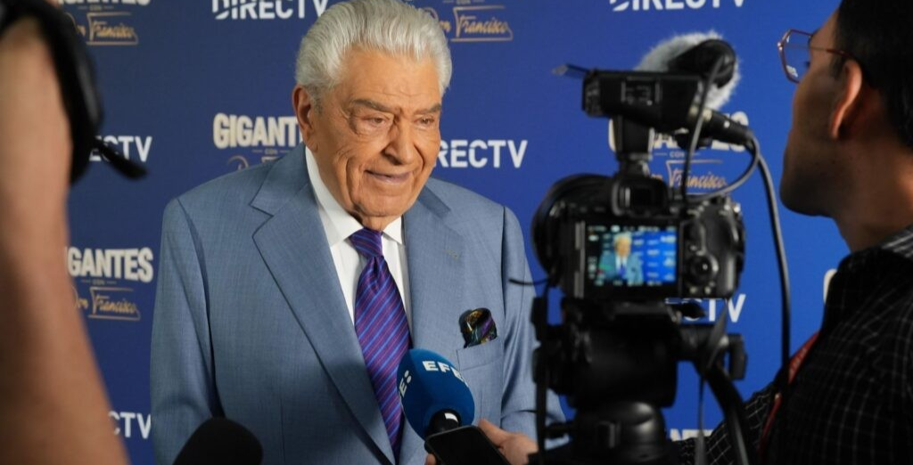 ¡PARA UNIR EL AYER Y EL HOY! Don Francisco vuelve al estudio de «Sábado Gigante»