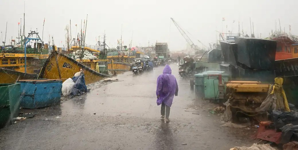 ¡EL NIÑO LO AGRAVA! Más de 100.000 evacuados en India por el peligroso ciclón Arnab
