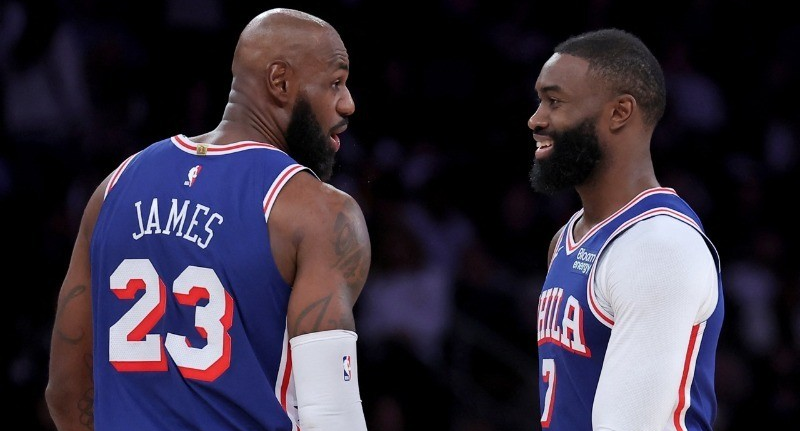 ¡APORTÓ 14 PUNTOS! LeBron James debuta con triunfo en los Sixers y amarga la fiesta de los campeones Knicks