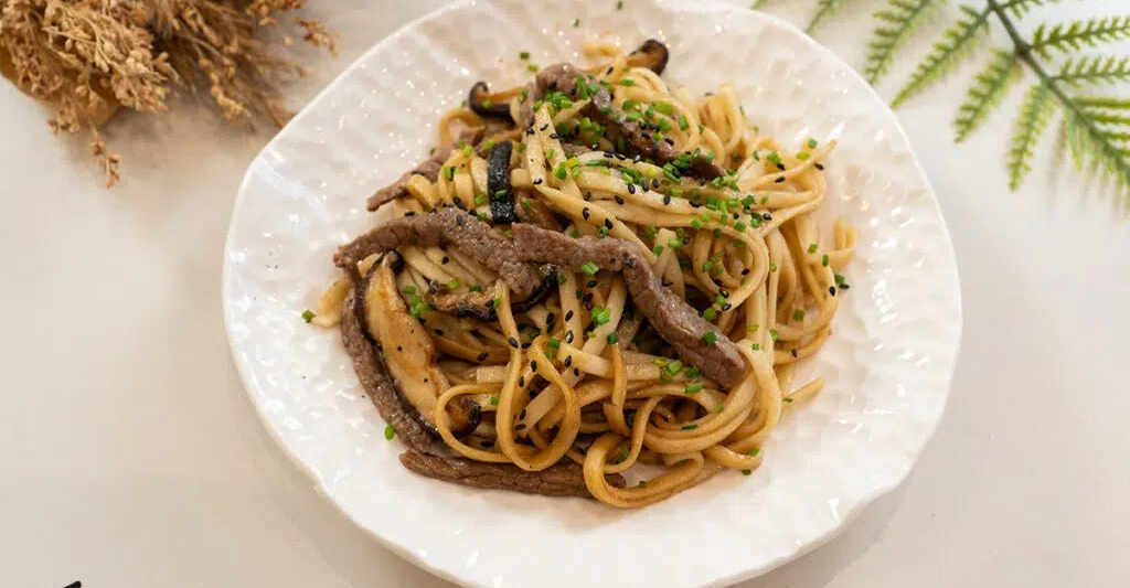¡COCINA AL MINUTO! Tallarines chinos con setas shiitake y ternera. Receta sana y fácil