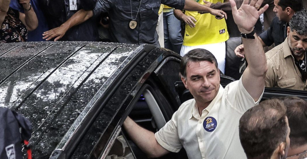 ¡EN MEDIO DE TENSIONES DIPLOMÁTICAS! Flávio Bolsonaro llega a Miami junto a su familia tras recibir autorización de ingreso a Estados Unidos
