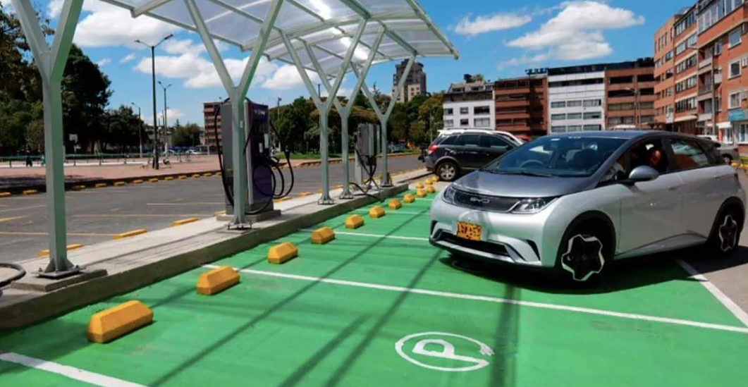 ¡PUNTOS DE CARGA SON INSUFICIENTES! Se dispara la venta de carros eléctricos en Colombia