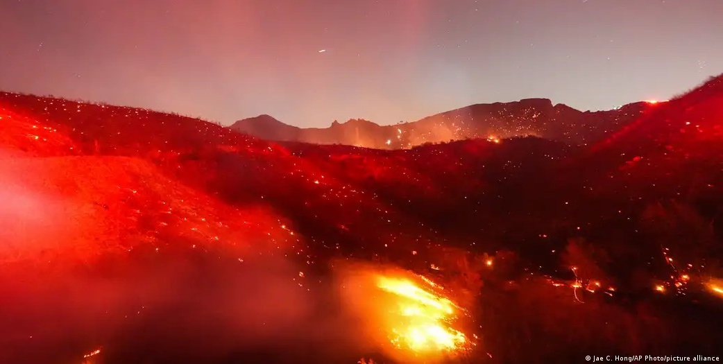 ¡EMERGENCIA EN EL SUR DE CALIFORNIA! Incendios forestales obligan a evacuar zonas cercanas a Malibú