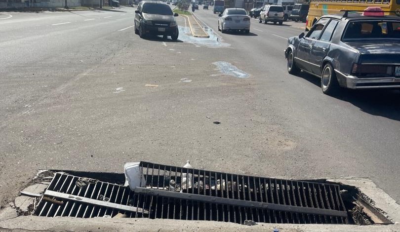 ¡MÁS DE 7 AÑOS DE DETERIORO! Alcaldía de Maracaibo sustituye alcantarilla deteriorada en la Avenida La Limpia