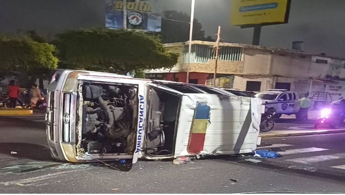¡APARATOSO VUELCO DE AMBULANCIA CON PACIENTE ADENTRO! Optra la impacta y ésta termina volteada de lado en pleno cruce de C-2 con Guajira por Plaza de Toros || Video