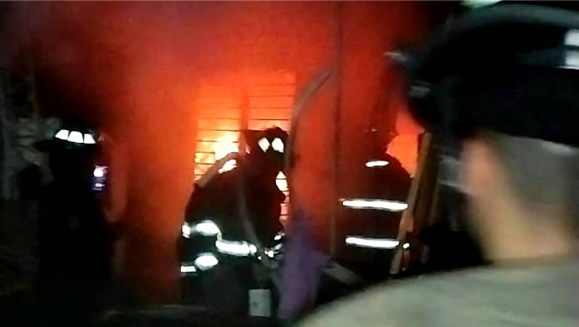 ¡ARDE EN LLAMAS UNA CASA EN 18 DE OCTUBRE! Bomberos de Maracaibo llegan a tiempo para sofocar || Detalles