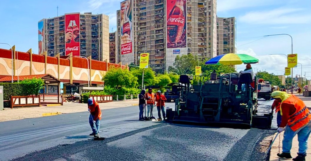¡COLOCAN DE 11 MIL TONELADAS DE ASFALTO! Gobernador Luis Caldera despliega plan de vialidad en el casco central de Maracaibo