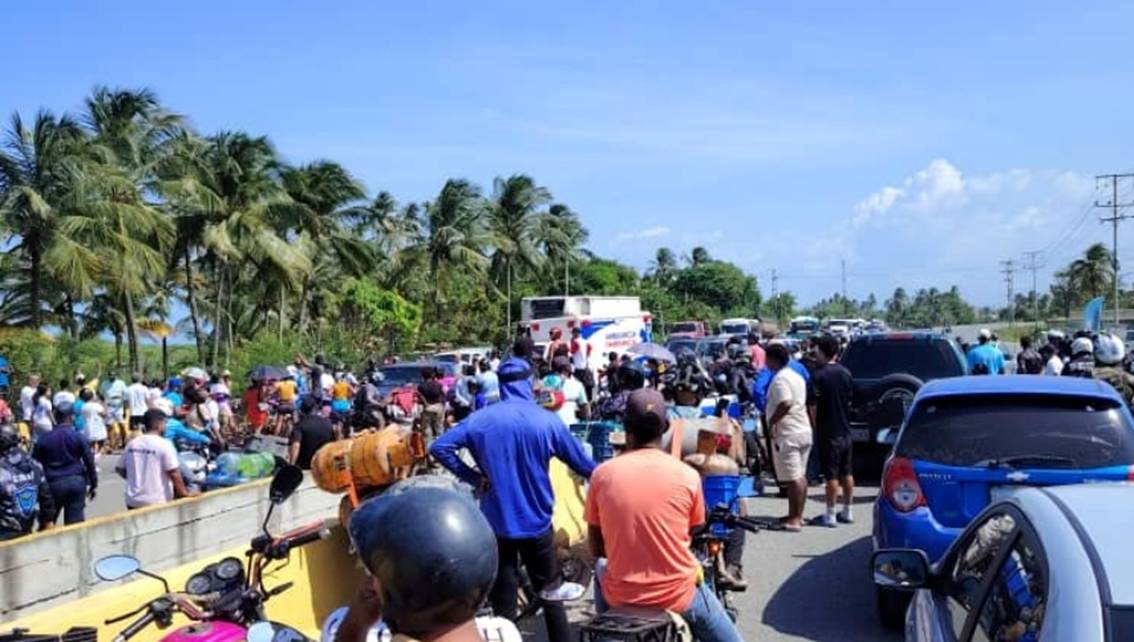 ¡LA GENTE NO QUIERE ANUNCIOS, QUIERE HECHOS! Colapso vial en Boca de Aroa en cuarto día corrido de protestas nacionales contra racionamientos eléctricos || Videos