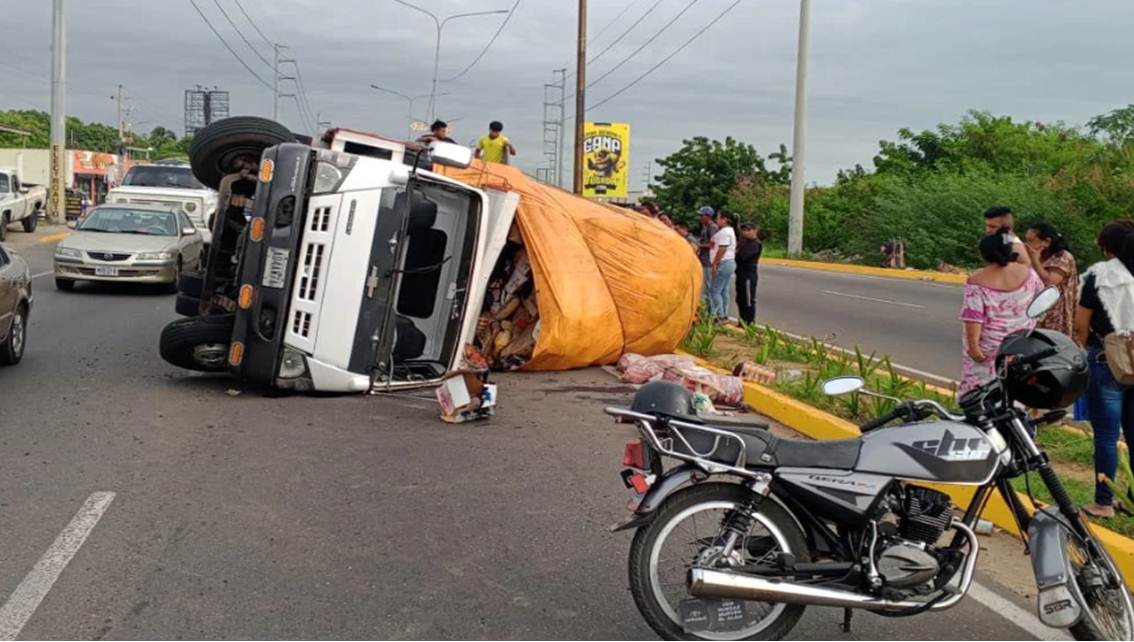 ¡SE VOLTEA CAMIÓN CON UNA MONTAÑA DE MERCANCÍA ENCIMA! El accidente ocurrió la mañana de este jueves por la Bomba Caribe