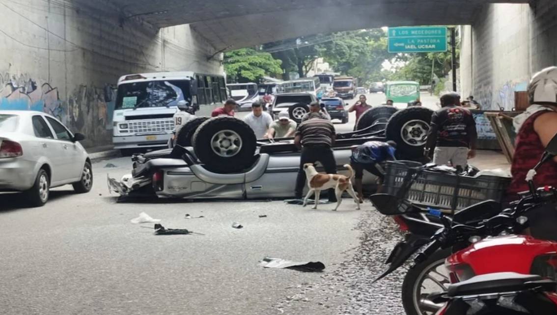 ¡SE MATA MENOR DE EDAD AL CAER EN SU CAMIONETA AL VACÍO! Jovencito de 16 años pierde el control en la Av. Boyacá y se precipita 10 metros