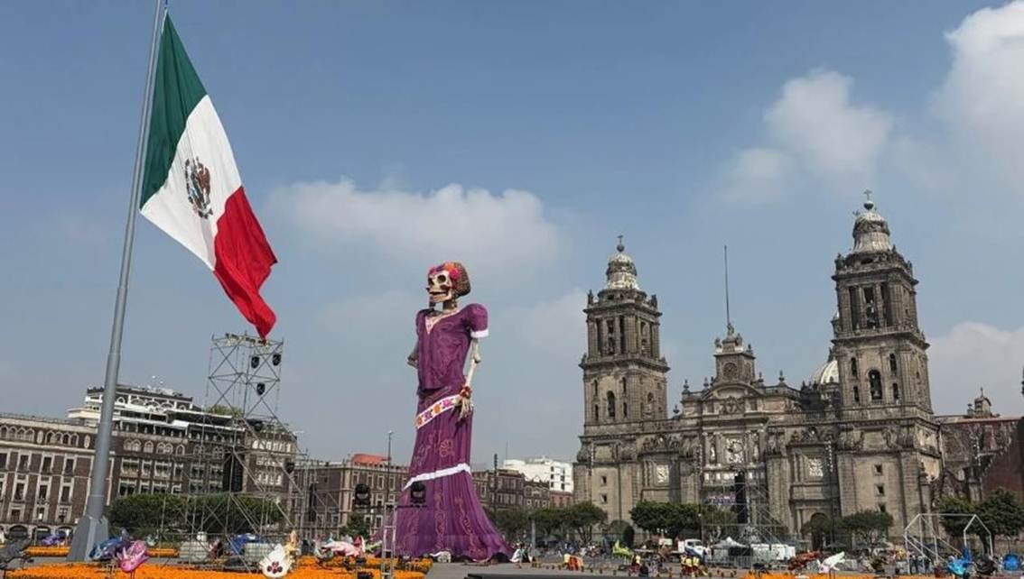 ¡DÍA DE LA SANTA MUERTE CELEBRAN EN MÉXICO! Con una ‘catrina’ gigantesca expuesta en el Zócalo || Video