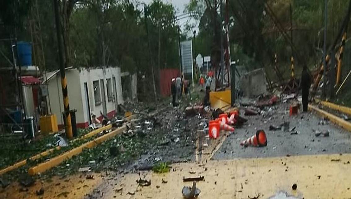 ¡DETONAN ‘CARRO BOMBA’ EN PEAJE DEL CAUCA! Tres civiles severamente heridos || Movilización del Ejército en Colombia || Video