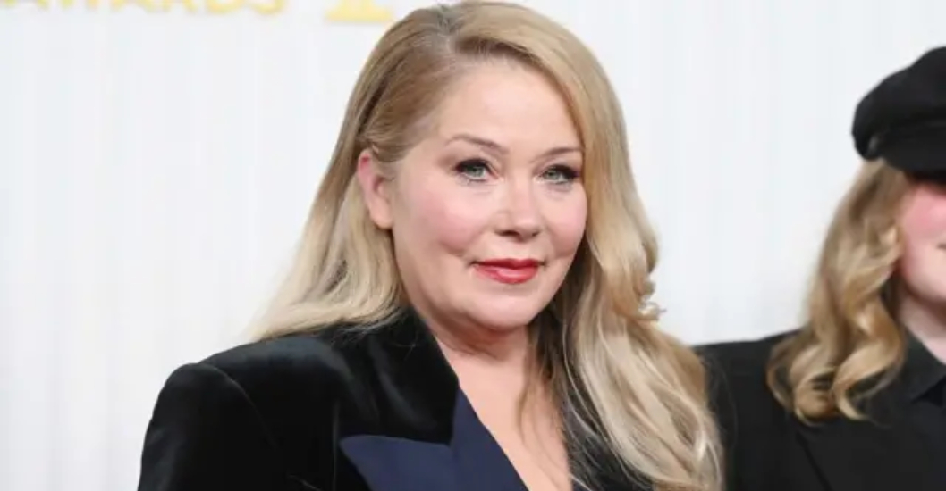 ¡PESE A QUE AÚN SUFRE SÍNTOMAS! Christina Applegate dice que fue diagnosticada erróneamente con esclerosis múltiple