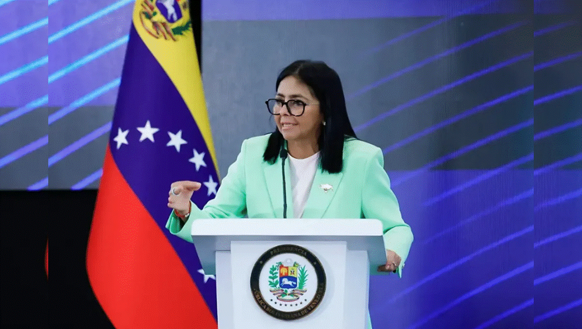 ¡RODILLA EN TIERRA CON EL BOLÍVAR! Delcy Rodríguez a Fedecámaras: «La dolarización no es la solución» || Video