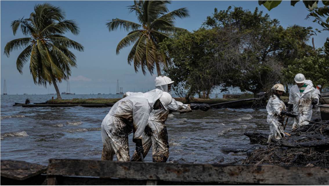 ¡»SE NOS ADHIERE EL ‘BITUMEN’ Y NOS ‘DESCONCHA’ LA PIEL»! El drama que siguen padeciendo los pescadores en el Zulia por los derrames de Petróleo || Especial