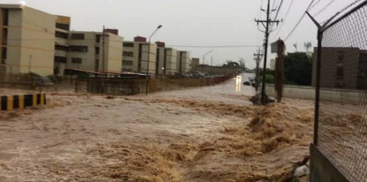 ¡EN VIDEO: REINÓ LA ZOZOBRA! Cañada El Varillal se desborda tras intensas precipitaciones registradas en Maracaibo