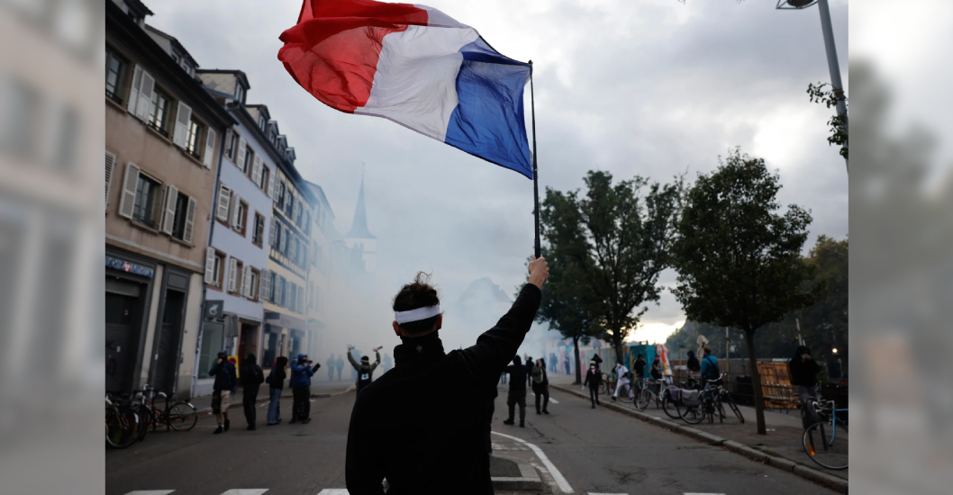 ¡PARÍS CALIENTE CON ENFRENTAMIENTOS! Más de 400.000 protestan en toda Francia, desafiando a Macron