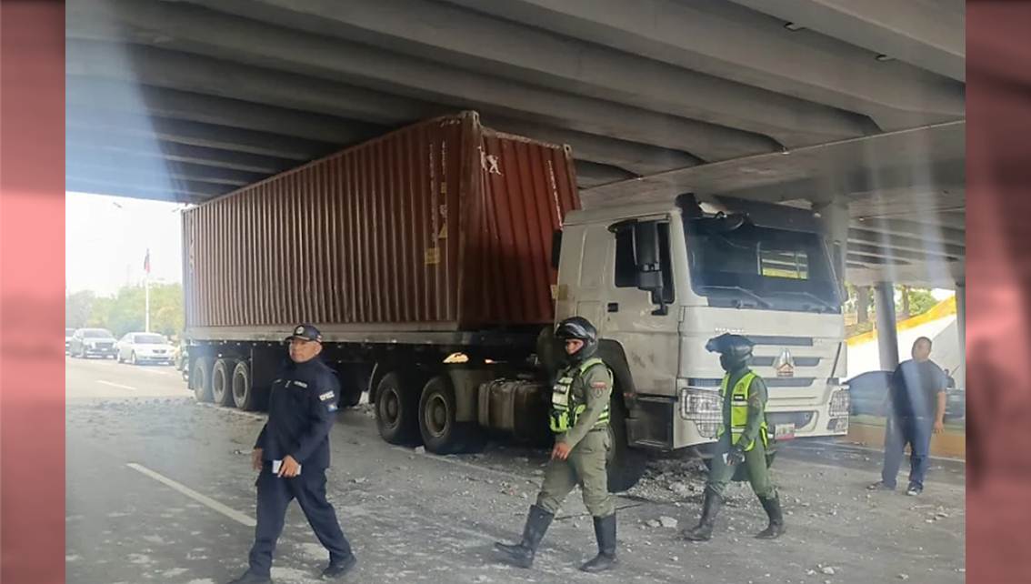 ¡SUPERA EL LÍMITE DE ALTURA PERMITIDA Y SE ATASCA! Gandola queda aprisionada debajo del Distribuidor Pomona en la C-1
