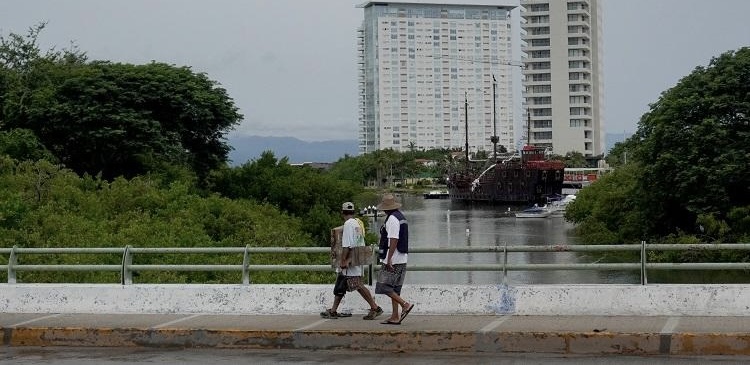 ¡CIERRAN AEROPUERTOS Y PUERTOS! Huracán Simón: México en alerta máxima ante su inminente impacto