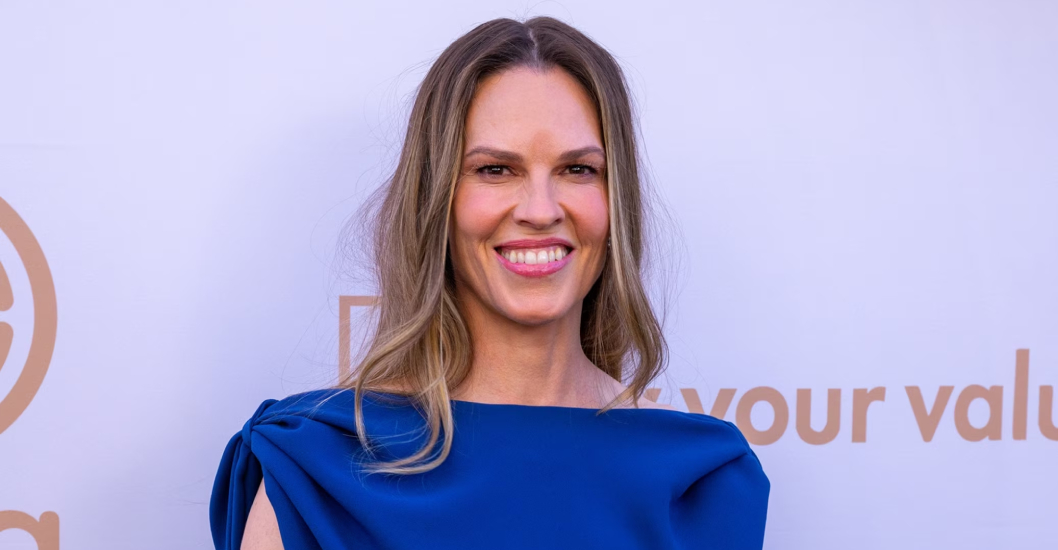 ¡LO EXPONE DE MANERA CREATIVA! Actriz Hilary Swank anuncia su tercer embarazo a los 52 años