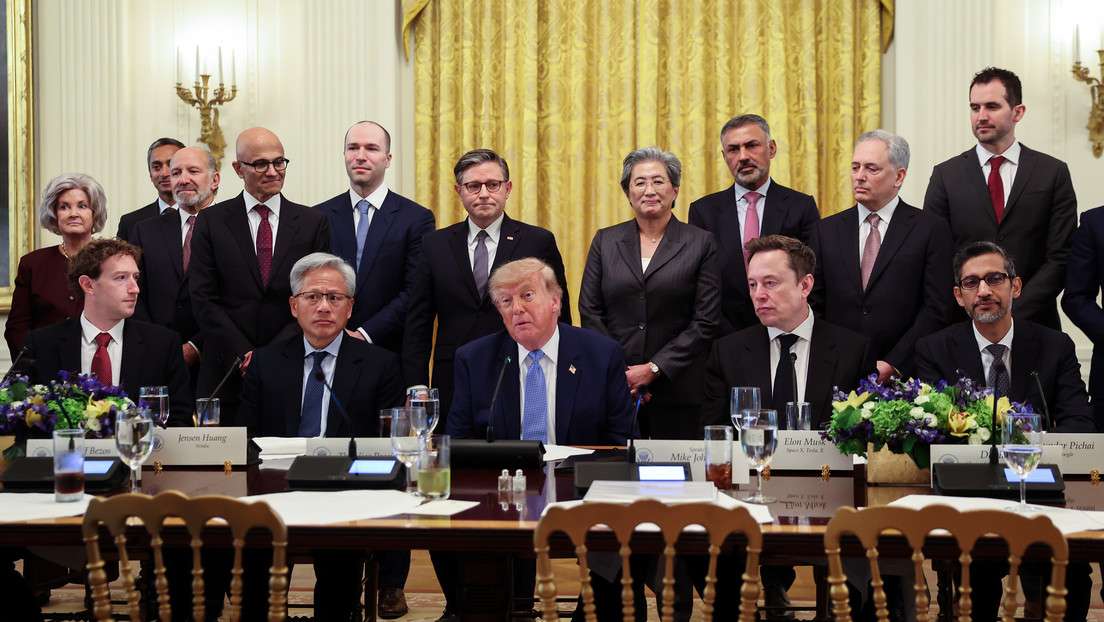 ¡MODELO UNILATERAL! Trump crea su propia estrategia de IA con su “Fuerza de Superinteligencia”