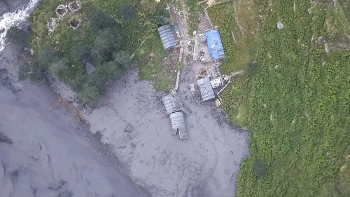 ¡ALERTA MÁXIMA! Inundación repentina en Nepal arrasa con viviendas y puentes