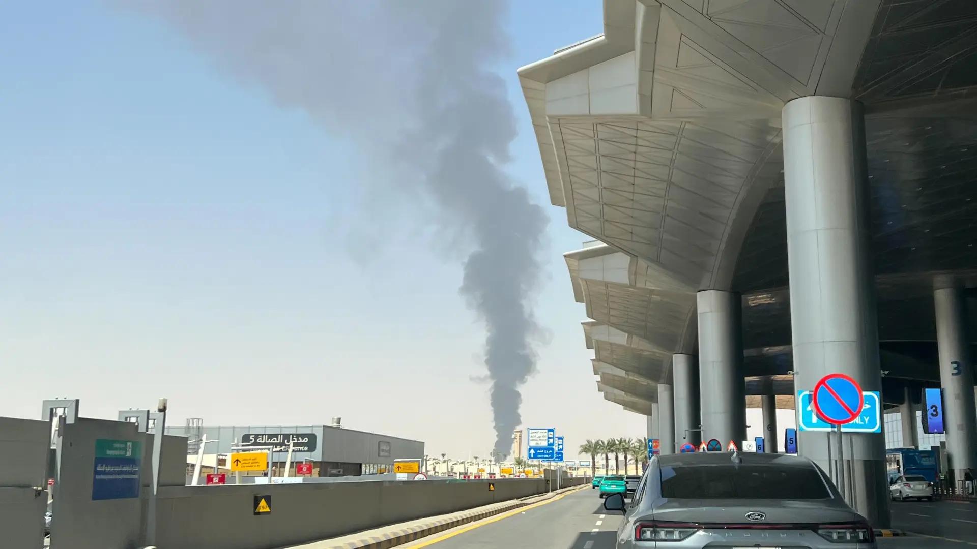 ¡ESCALADA MORTAL! Arabia Saudí cierra aeropuerto tras ataques de hutíes: 17 muertos en el fin de semana