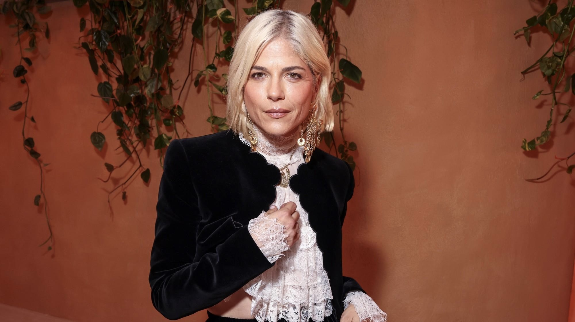 ¡FUERA DE CONTROL! Selma Blair arrestada tras agresión a auxiliares de vuelo en Delta