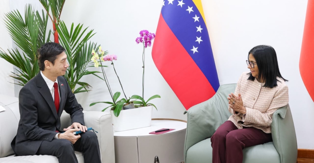 ¡GESTO DIPLOMÁTICO POR EL DÍA DE CHINA! Delcy Rodríguez sostiene encuentro con el embajador Lan Hu