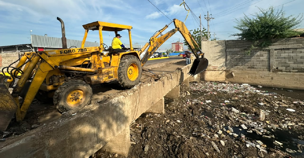 ¡MAQUINARIA DESPEJA LA CACAÍTO! Alcaldía de Maracaibo intensifica limpieza profunda de colectores y cañadas cerca del Terminal de Pasajeros