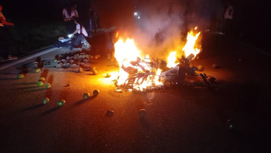 ¡SE MATA UN ‘POLIGUAJIRA’ Y SU COMPAÑERO QUEDA HERIDO! Choque mortal de motocicleta contra un camión bajando el puente del río Limón hacia Sinamaica