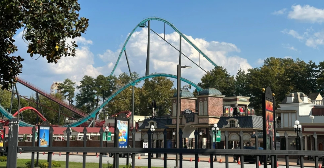 ¡INCREMENTA LA SEGURIDAD! Six Flags instalará cinturones de seguridad en montaña rusa de Georgia tras muerte de pasajero