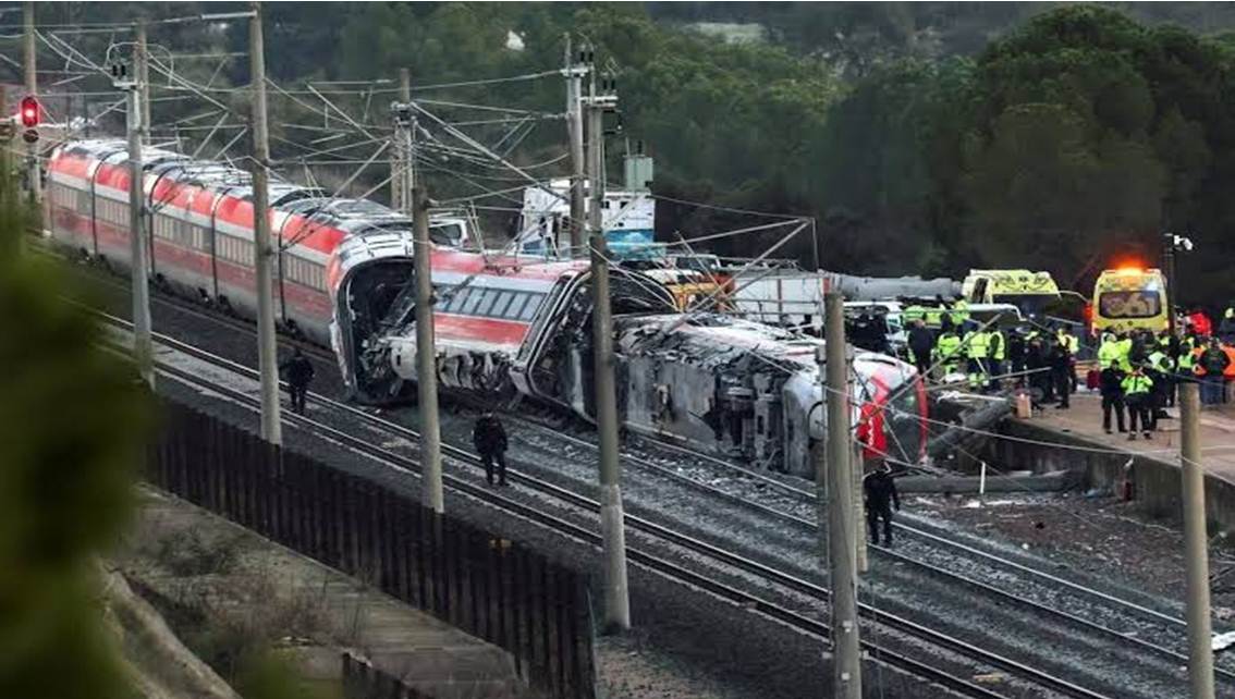 ¡SE INCREMENTA EN 64 CIFRA DE MUERTOS POR TRAGEDIA FERROVIARIA! Chocan dos trenes a alta velocidad en Toledo, España