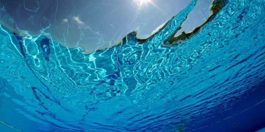 ¡TRAGEDIA EN EL OESTE DE MARACAIBO! Niño de dos años muere ahogado en la piscina de su casa en el barrio Zulia