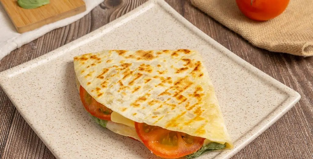 ¡COCINA AL MINUTO! Wrap de mozzarella, tomate y albahaca
