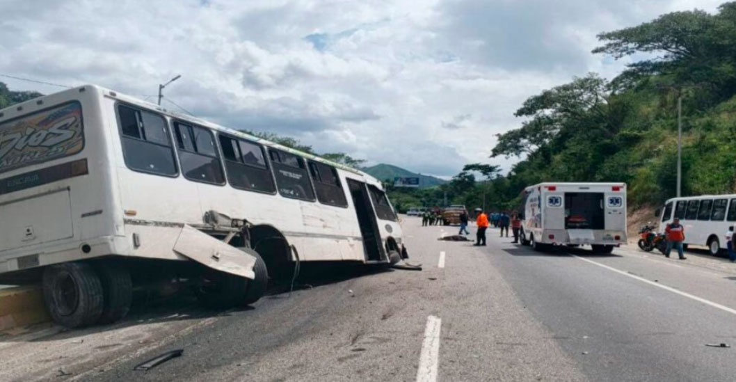¡TRAGEDIA RUMBO A CARACAS! Una docente fallecida y ocho niños heridos tras volcamiento en la ARC