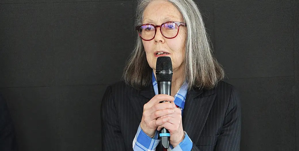 ¡AUDAZ E INVENTIVA OBRA! Premio Nobel de Literatura para la canadiense Anne Carson