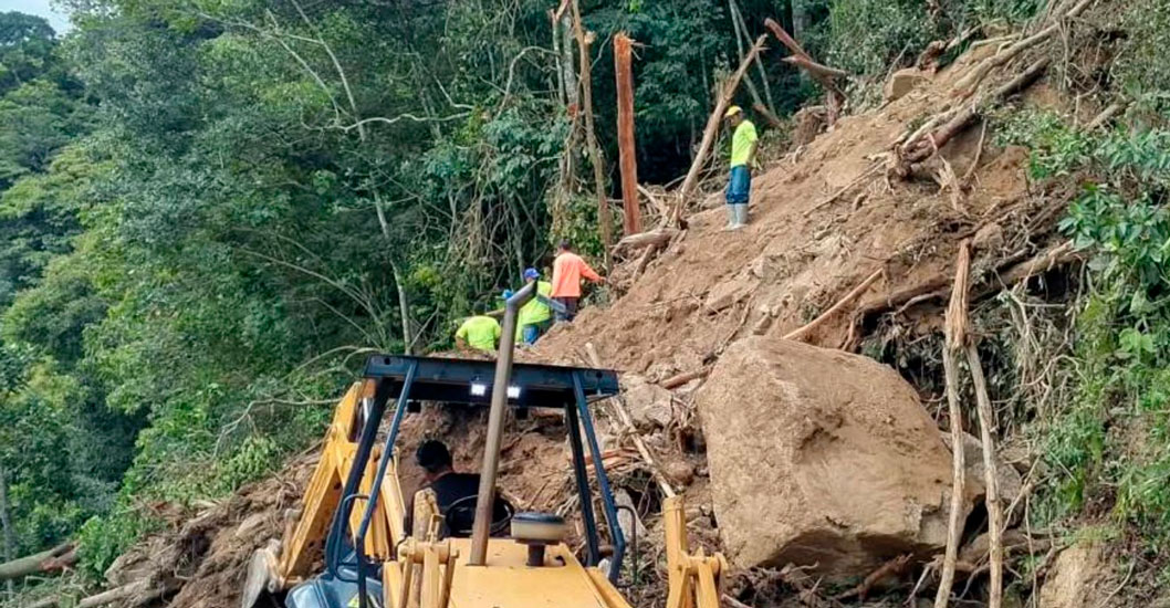 ¡PASO INTERRUMPIDO EN ARAGUA! Cierran carretera a Choroní por derrumbes y despliegan maquinaria pesada
