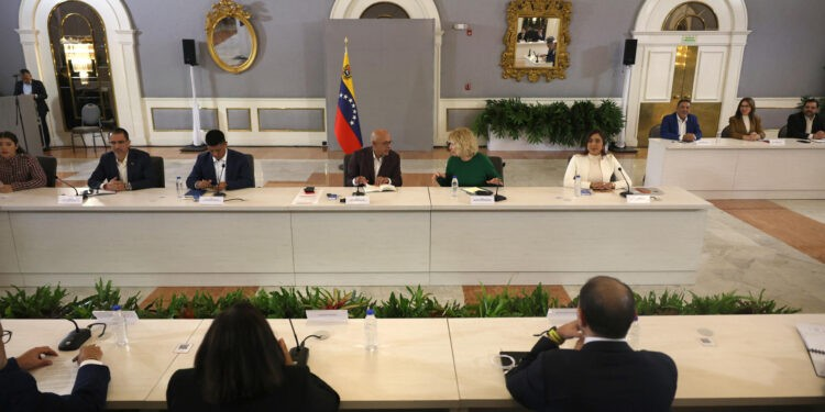¡OBJETIVO CLARO! El levantamiento de las inhabilitaciones «está en construcción» en la mesa de diálogo, dice asesora de AN 2015