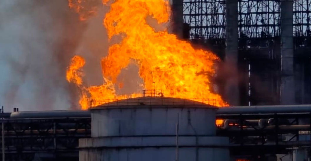 ¡EMERGENCIA EN EL COMPLEJO REFINADOR! Incendio obliga a paralizar la refinería Cardón en Falcón, según Reuters