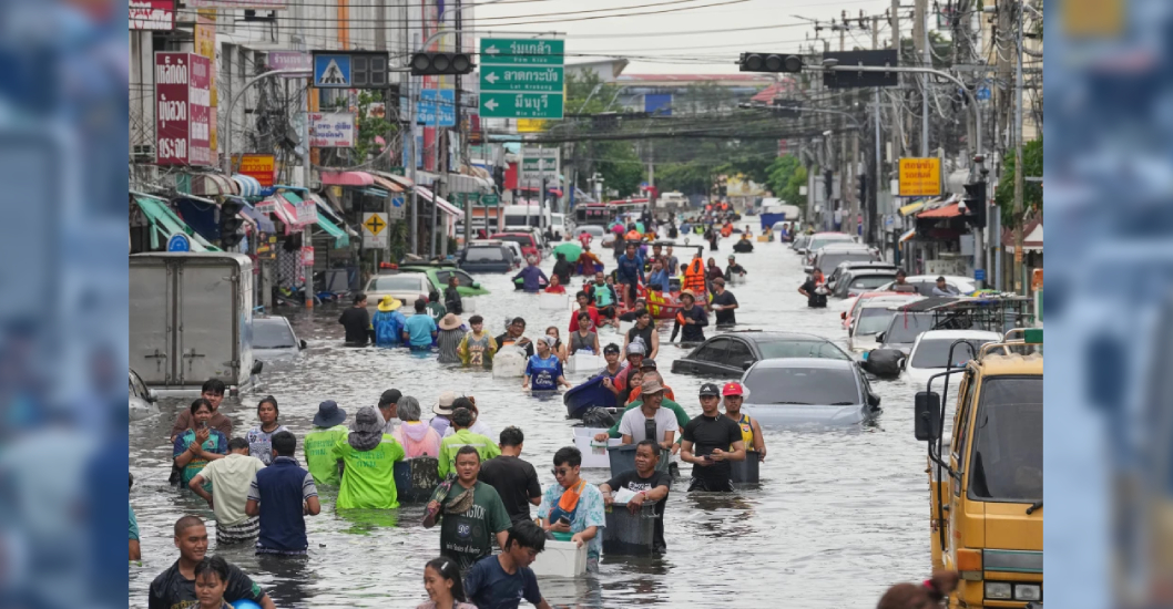 ¡GOBIERNO CREA FONDO PARA LA CONTINGENCIA! Tailandia se prepara para más lluvia mientras la cifra de muertos por inundaciones llega a 31