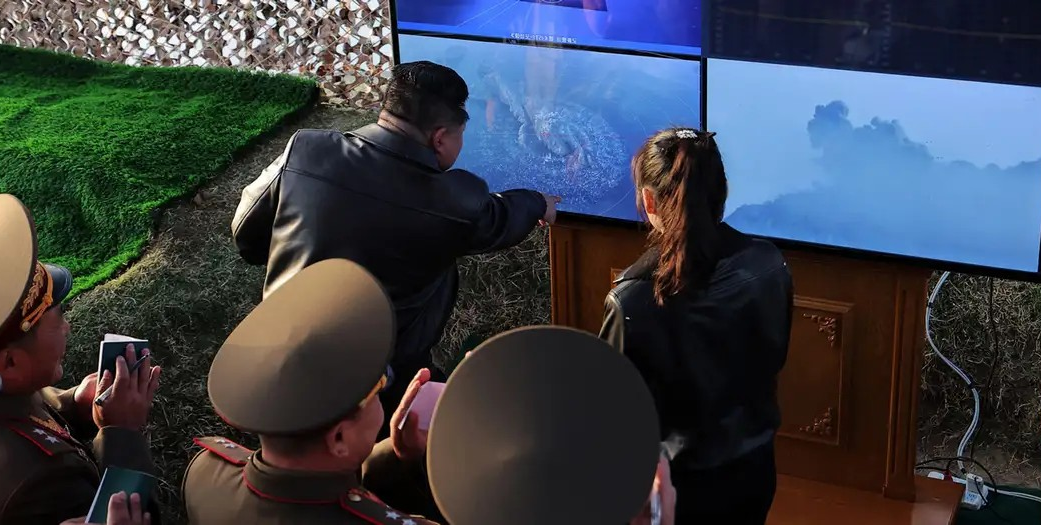 ¡MEDIO LETAL! Kim Jong-un supervisa lanzamiento de misil que utiliza IA